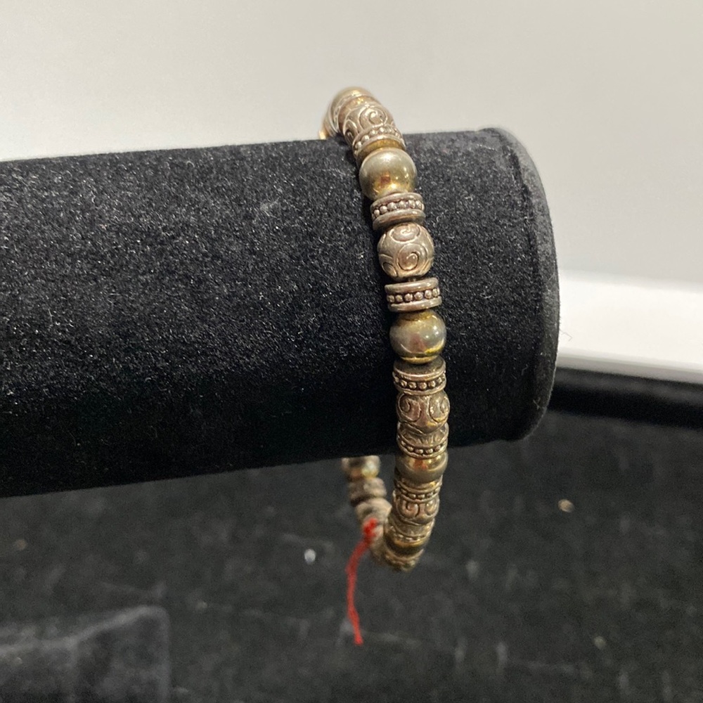 Vintage elasticated bracelet. B4